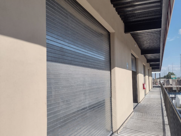 Local comercial en renta en plaza de la colonia La Virgen, Soledad de Graciano Sánchez, SLP - Vista de la fachada en zona de alto tráfico.
