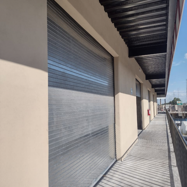 Local comercial en renta en plaza de la colonia La Virgen, Soledad de Graciano Sánchez, SLP - Vista de la fachada en zona de alto tráfico.