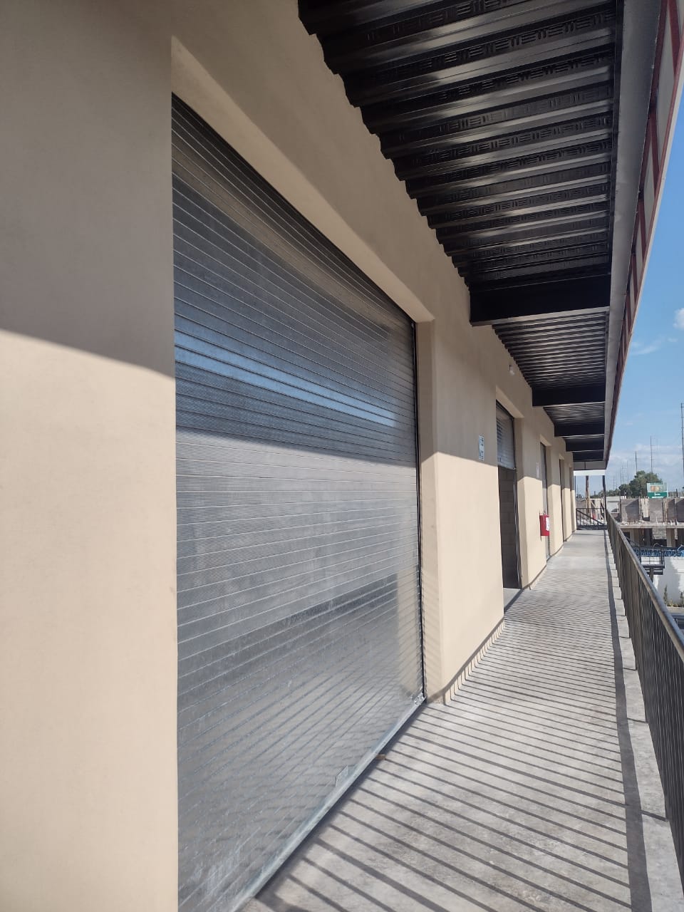 Local comercial en renta en plaza de la colonia La Virgen, Soledad de Graciano Sánchez, SLP - Vista de la fachada en zona de alto tráfico.