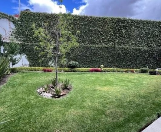 Casa en venta en Lomas 4ta Secc, San Luis Potosí, SLP - Fachada principal en esquina y acabados residenciales.