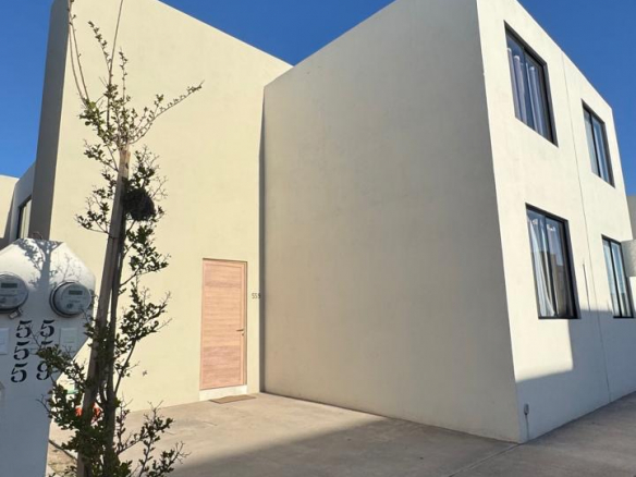 Casa en venta en Fraccionamiento Loretta, Soledad de Graciano Sánchez, SLP - Fachada principal y acabados de estilo moderno.