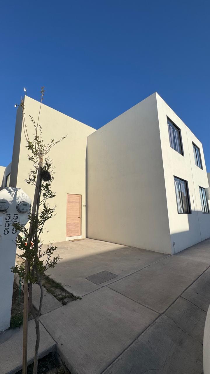 Casa en venta en Fraccionamiento Loretta, Soledad de Graciano Sánchez, SLP - Fachada principal y acabados de estilo moderno.