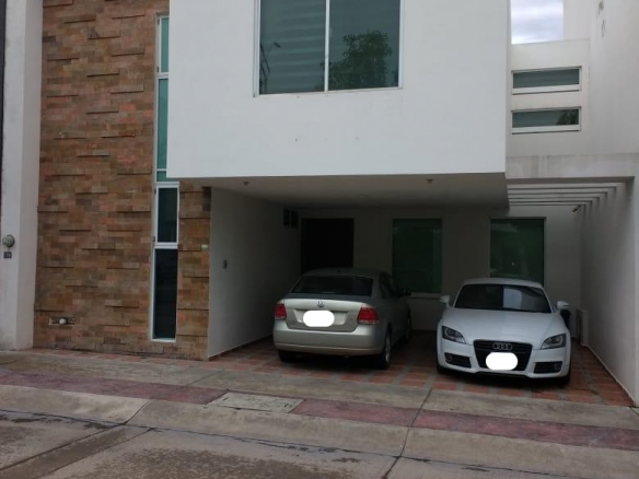 Casa en venta en Horizontes 2, San Luis Potosí, SLP - Fachada principal y acabados contemporáneos.
