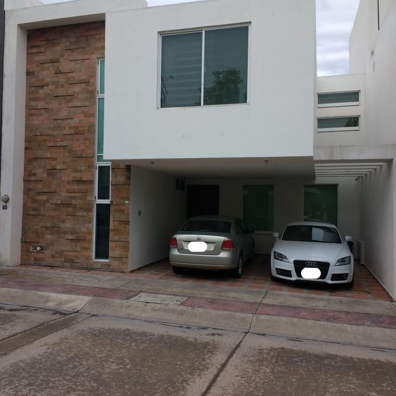 Casa en venta en Horizontes 2, San Luis Potosí, SLP - Fachada principal y acabados contemporáneos.