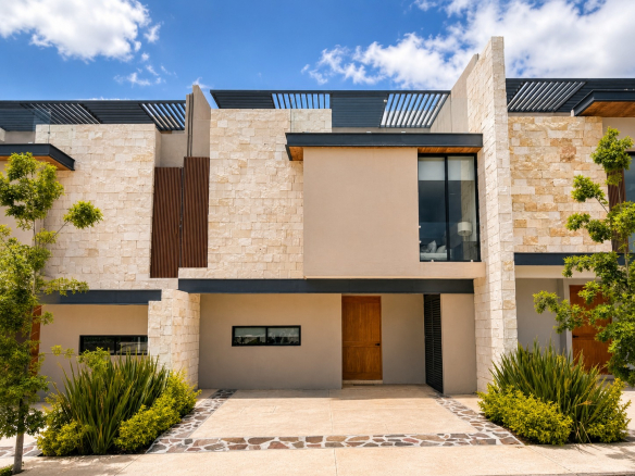 Casa Modelo Aria en Villa Magna, San Luis Potosí, SLP - Fachada principal y acabados premium en residencial privado.