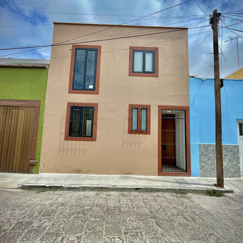 Casa nueva en venta en en el Centro Historico, San Luis Potosí - Fachada principal con acabados de estilo regional.