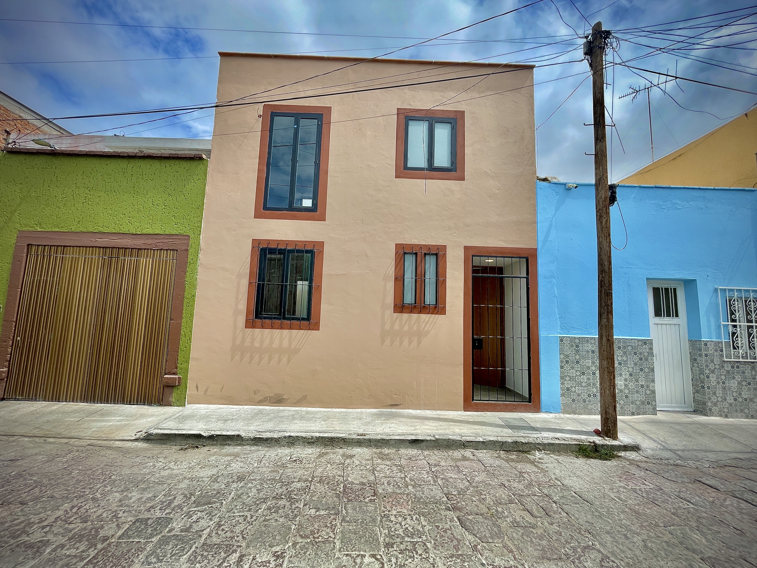 Casa nueva en venta en en el Centro Historico, San Luis Potosí - Fachada principal con acabados de estilo regional.