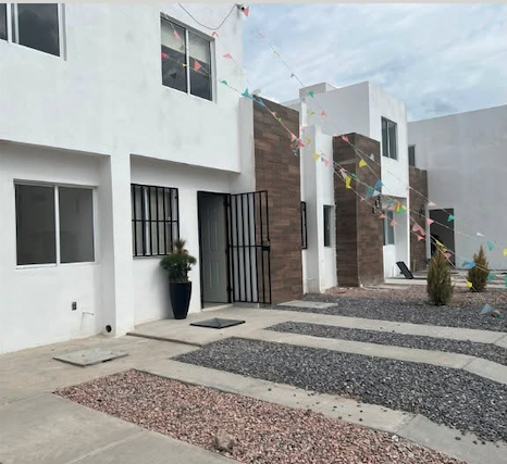 Casa en Venta Prototipo Sakura en La Virgen, Soledad de Graciano Sánchez, SLP - Fachada principal con cochera para 2 autos y acabados modernos.