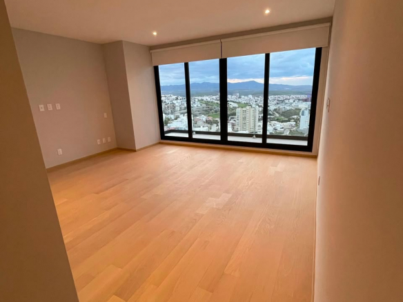 Departamento en renta en Del Pedregal, San Luis Potosí - Estancia principal con piso laminado y vista panorámica.