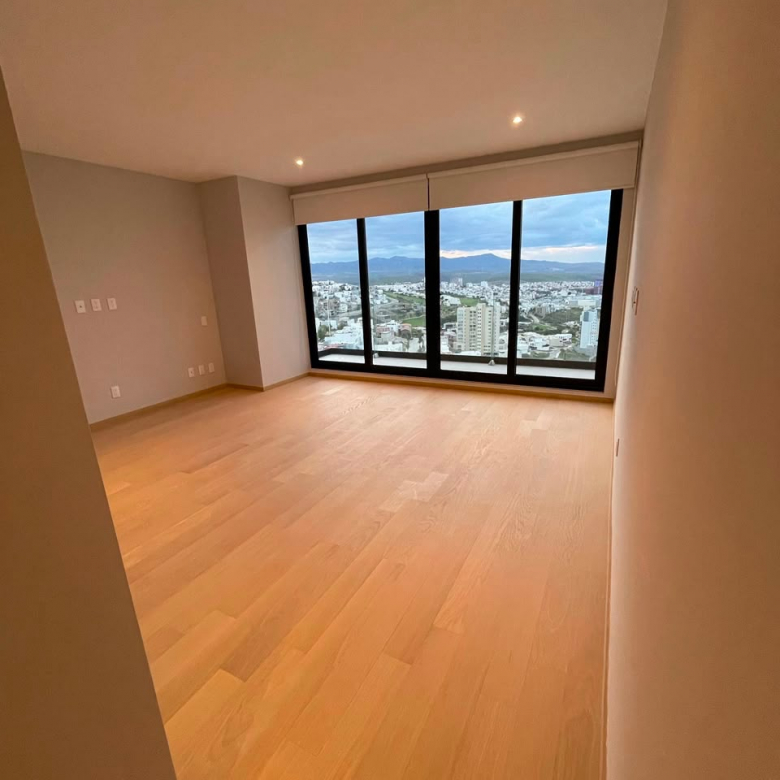 Departamento en renta en Del Pedregal, San Luis Potosí - Estancia principal con piso laminado y vista panorámica.