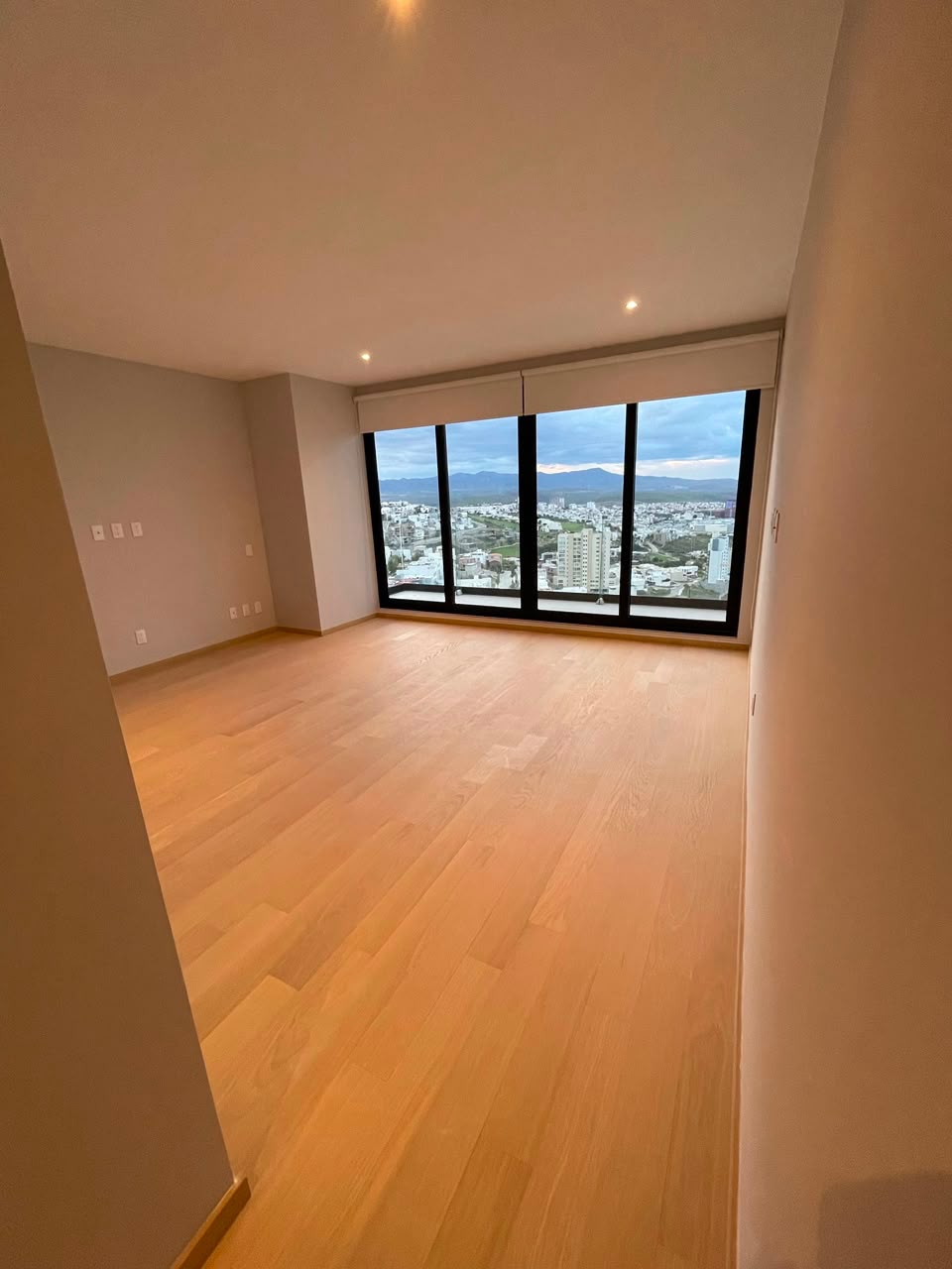 renta-departamento-miravista-del-pedregal-san-luis-potosi-5 Departamento en renta en Del Pedregal, San Luis Potosí - Estancia principal con piso laminado y vista panorámica.
