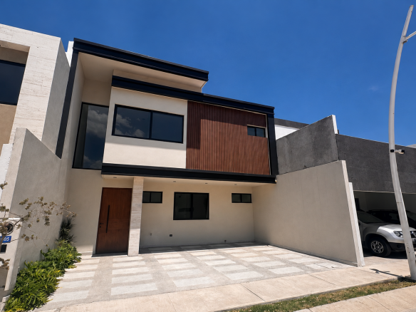 Casa en Venta en San Ángel V, San Luis Potosí, SLP - Fachada e interiores con pisos de mármol y acabados de lujo.
