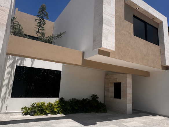 Casa en venta en San Ángel V, San Luis Potosí, SLP - Fachada principal y acabados.