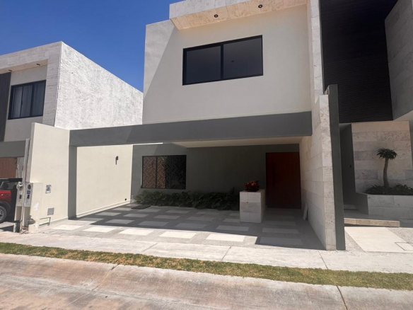 Casa en venta en San Ángel V, San Luis Potosí - Pasillo con vista a jardín interior y acabados de mármol.