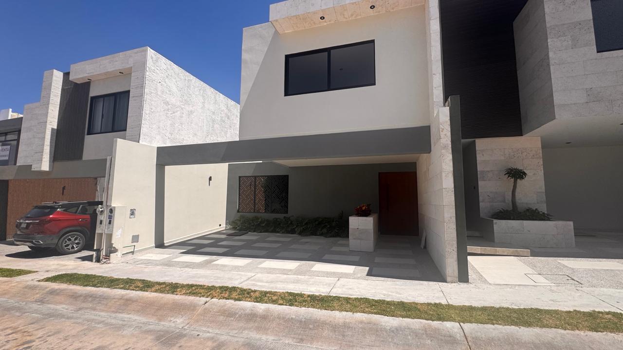 casa-lujo-san-angel-v-slp-fachada-interior-g-175-1 Casa en venta en San Ángel V, San Luis Potosí - Pasillo con vista a jardín interior y acabados de mármol.