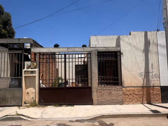Casa en venta en Las Huertas Residencial, Soledad de Graciano Sánchez, SLP - Fachada principal y cochera.