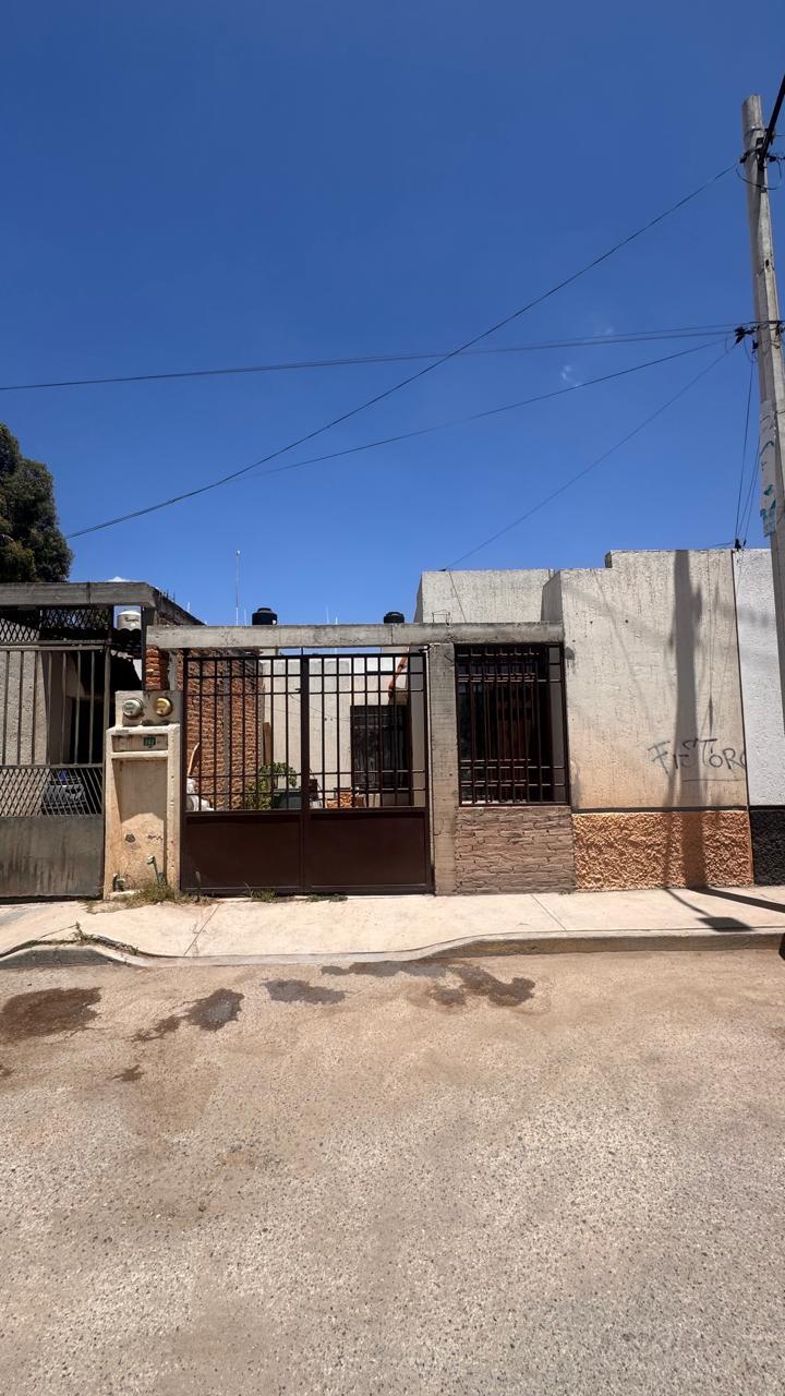 Casa en venta en Las Huertas Residencial, Soledad de Graciano Sánchez, SLP - Fachada principal y cochera.