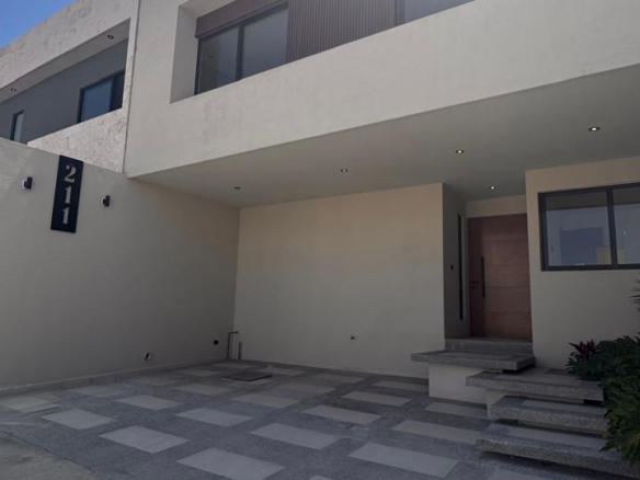 Casa en Venta en San Ángel V, San Luis Potosí, SLP - Cocina integral moderna con isla de granito y acabados premium.