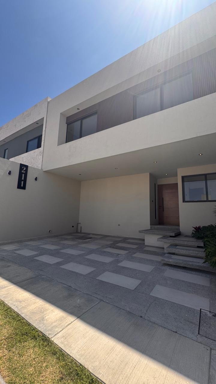 Casa en Venta en San Ángel V, San Luis Potosí, SLP - Cocina integral moderna con isla de granito y acabados premium.