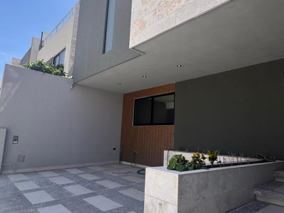 Casa en venta en San Ángel V, San Luis Potosí, SLP - Fachada principal y acabados.
