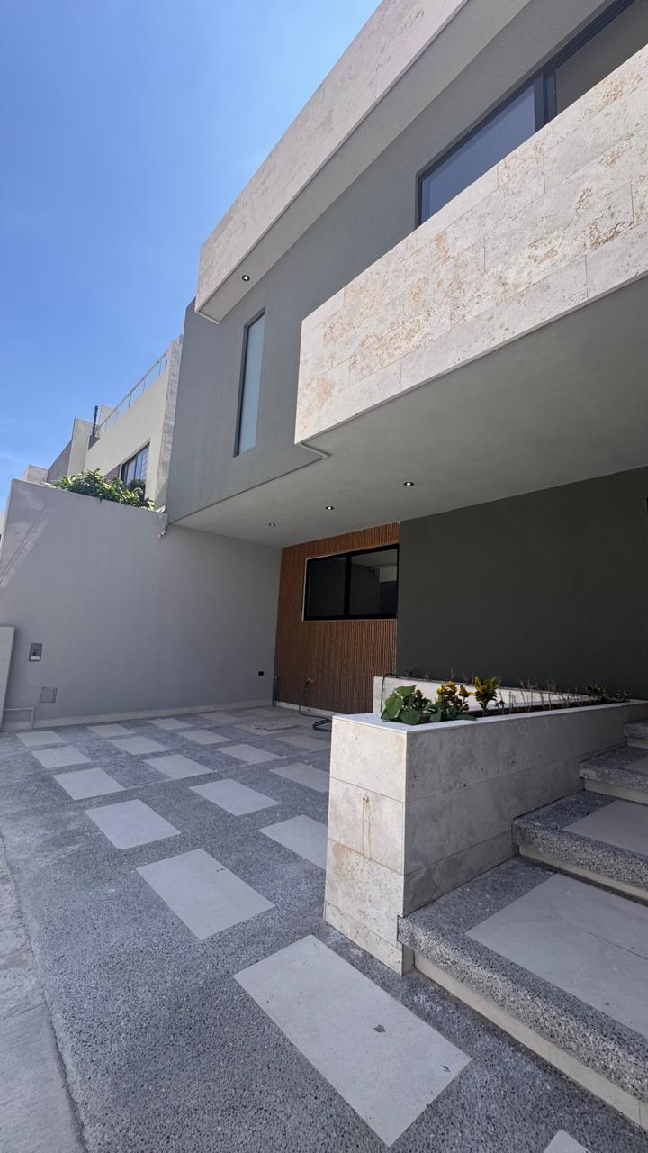 Casa en venta en San Ángel V, San Luis Potosí, SLP - Fachada principal y acabados.