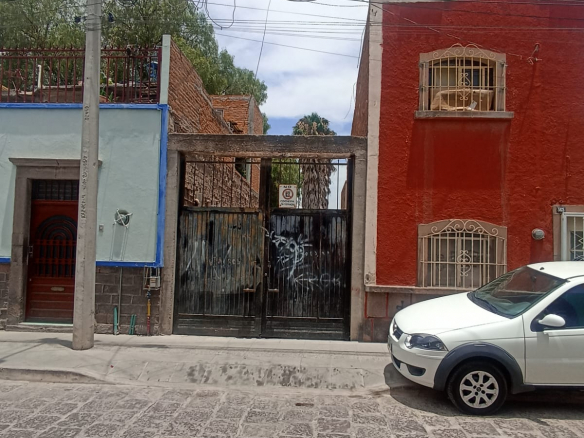 Casa en venta en Barrio de San Miguelito, San Luis Potosí, SLP - Fachada principal y terreno excedente.