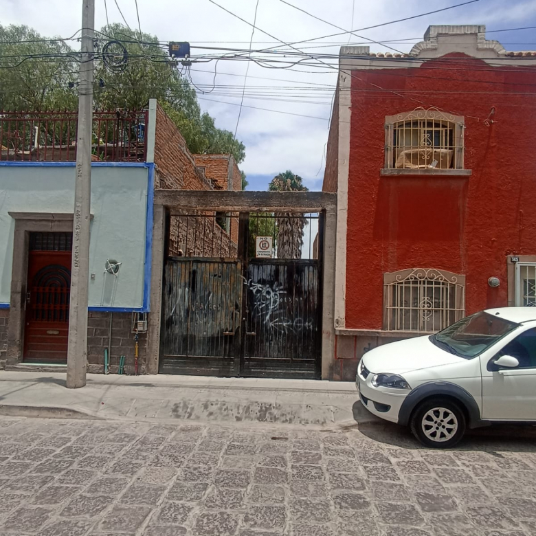 Casa en venta en Barrio de San Miguelito, San Luis Potosí, SLP - Fachada principal y terreno excedente.