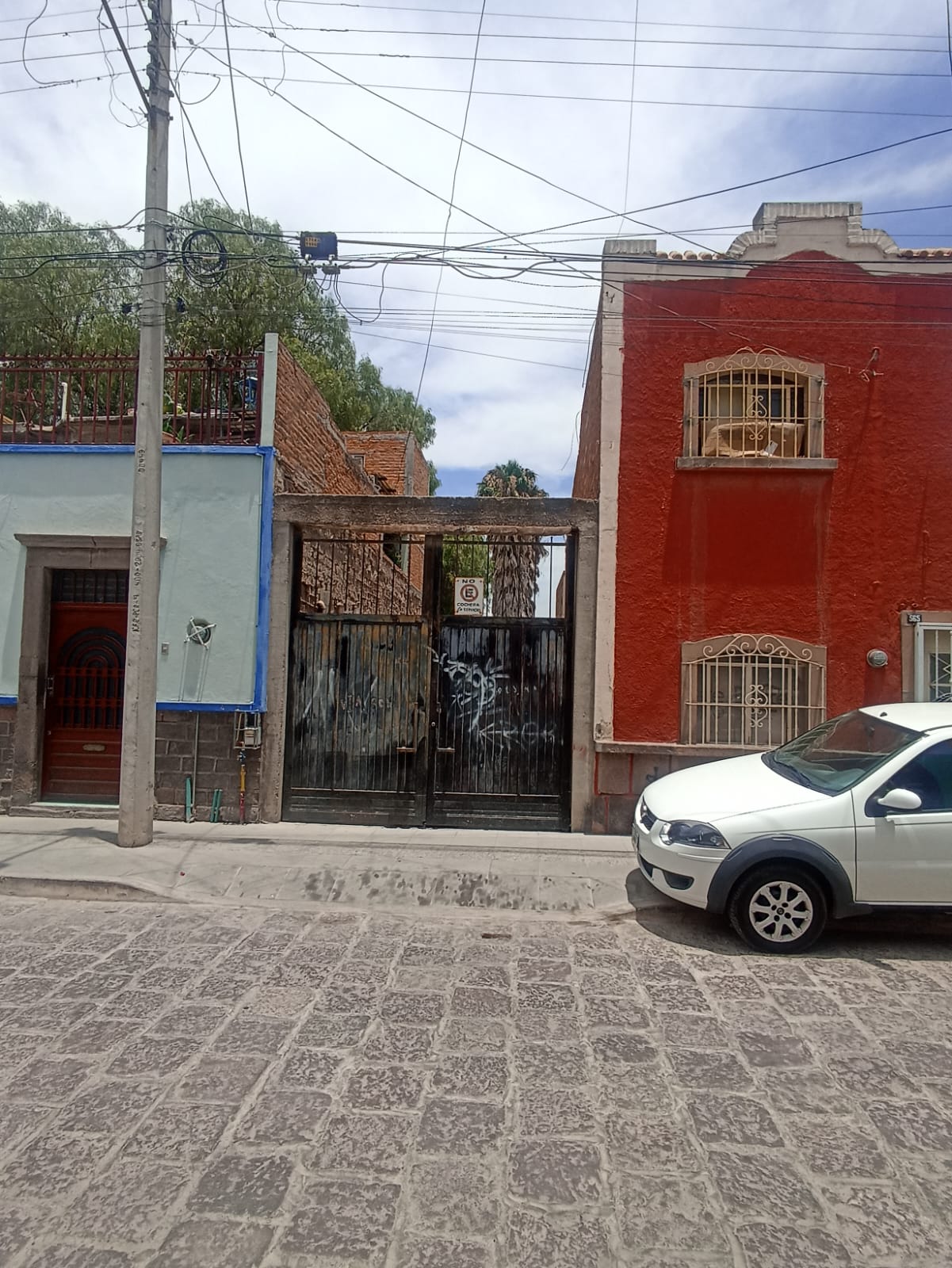 casa-venta-san-miguelito-san-luis-potosi-1 Casa en venta en Barrio de San Miguelito, San Luis Potosí, SLP - Fachada principal y terreno excedente.