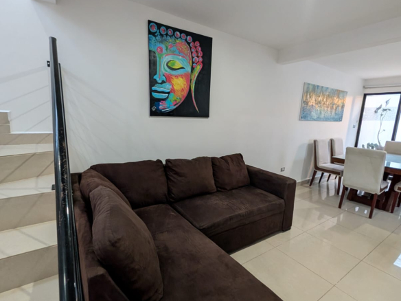 Casa amueblada en renta en Campo Real, San Luis Potosí, SLP - Fachada principal y acceso controlado.