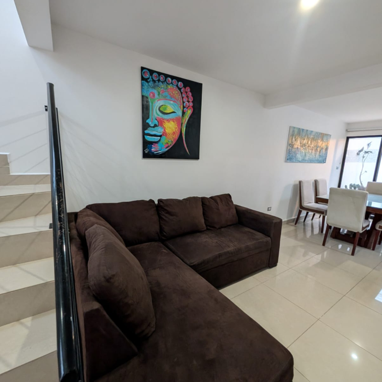 Casa amueblada en renta en Campo Real, San Luis Potosí, SLP - Fachada principal y acceso controlado.