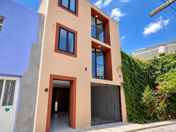 fachada de casa en venta en el centro historico de SLP, Barrio de Santiago