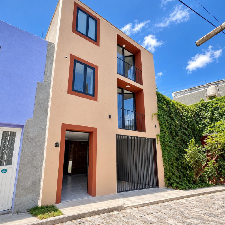fachada de casa en venta en el centro historico de SLP, Barrio de Santiago