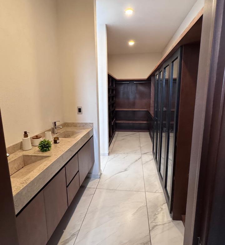 CASA en VENTA en Lomas de Chapultepec, SAN LUIS POTOSÍ — Cerca de Plaza The Park, SLP.