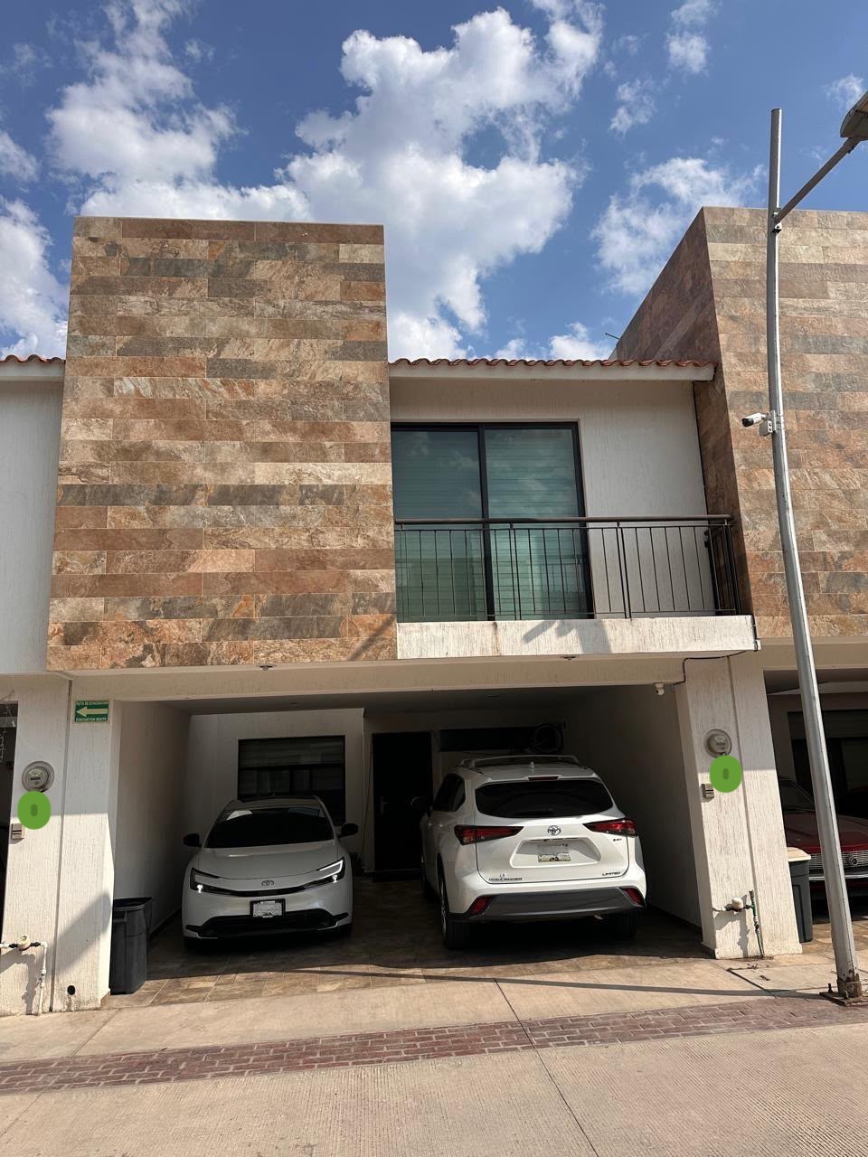 casa-venta-privada-amanecer-alborada-residencial-san-luis-potosi-3 Casa en venta en Privada Amanecer, Alborada Residencial, SLP - Fachada con cochera techada para 2 autos y acabados de recubrimiento cerámico tipo piedra.