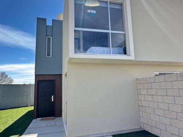 Casa en venta en Residencial Moneet, San Luis Potosí - Fachada principal y acabados.