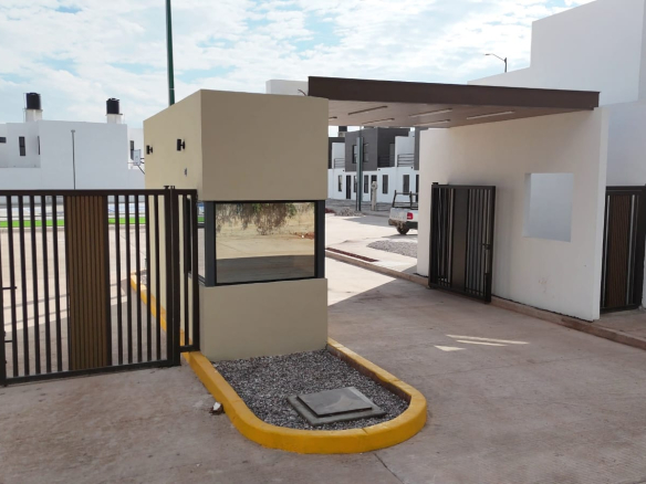 Casa nueva en venta Fraccionamiento Monte Alegre, Soledad de Graciano Sánchez, SLP - Fachada principal y áreas verdes.