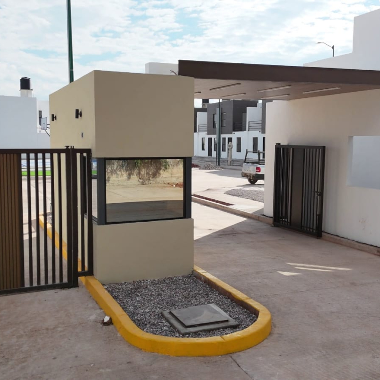 Casa nueva en venta Fraccionamiento Monte Alegre, Soledad de Graciano Sánchez, SLP - Fachada principal y áreas verdes.