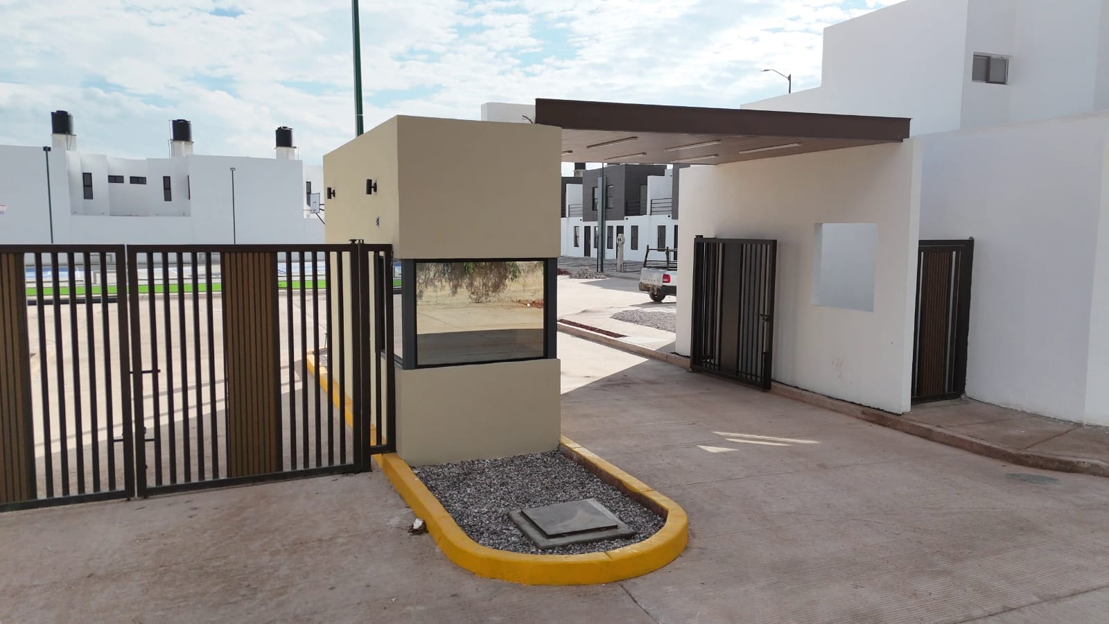 Casa nueva en venta Fraccionamiento Monte Alegre, Soledad de Graciano Sánchez, SLP - Fachada principal y áreas verdes.