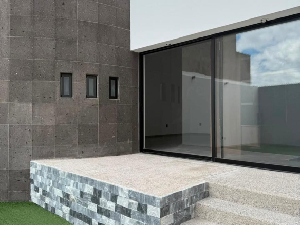 Casa en venta en Villa Magna, San Luis Potosí, SLP - Fachada principal y acabados.