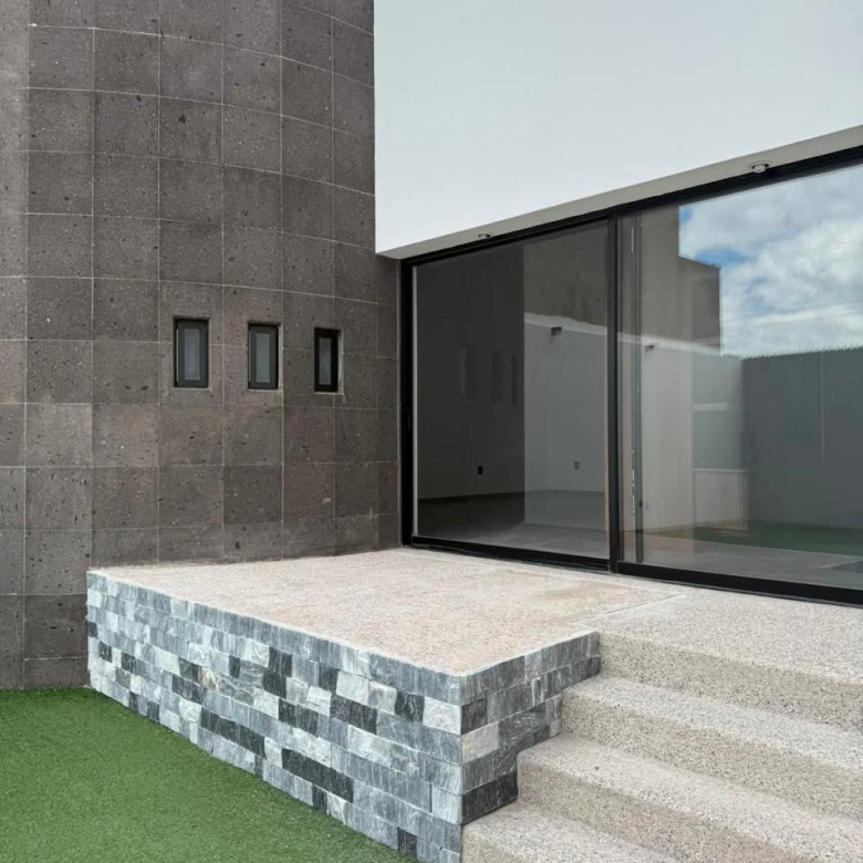 Casa en venta en Villa Magna, San Luis Potosí, SLP - Fachada principal y acabados.