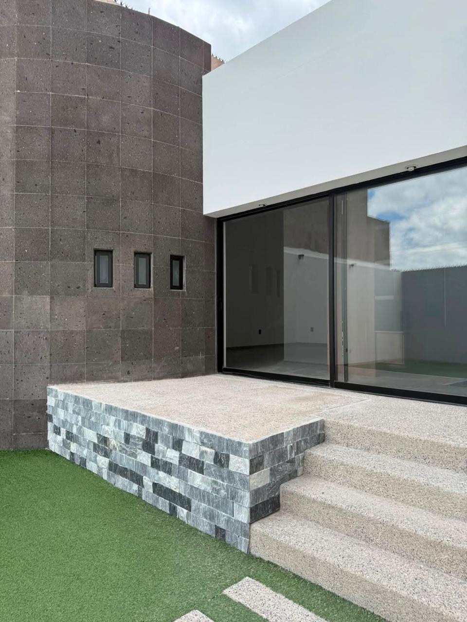 Casa en venta en Villa Magna, San Luis Potosí, SLP - Fachada principal y acabados.