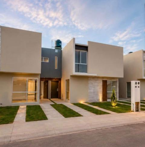 Casa en venta Modelo Niza en Privada Moneet, San Luis Potosí, SLP - Fachada principal y acceso controlado.