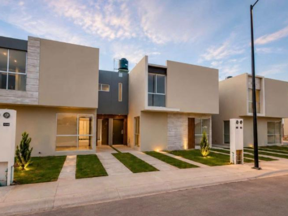 Casa en venta Modelo Niza en Privada Moneet, San Luis Potosí, SLP - Fachada principal y acceso controlado.