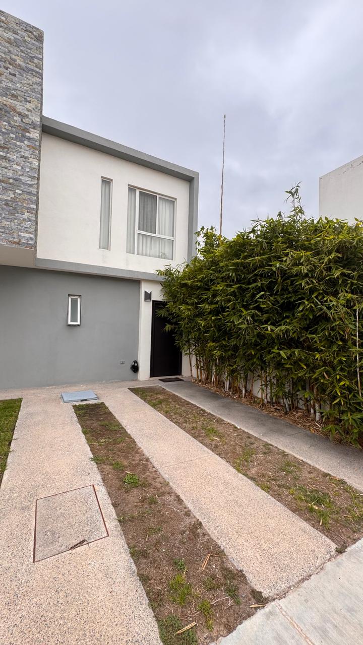 Casa amueblada en renta en Cantera 2, Villa de Pozos, SLP - Estancia principal con sala, comedor y cocina de concepto abierto.